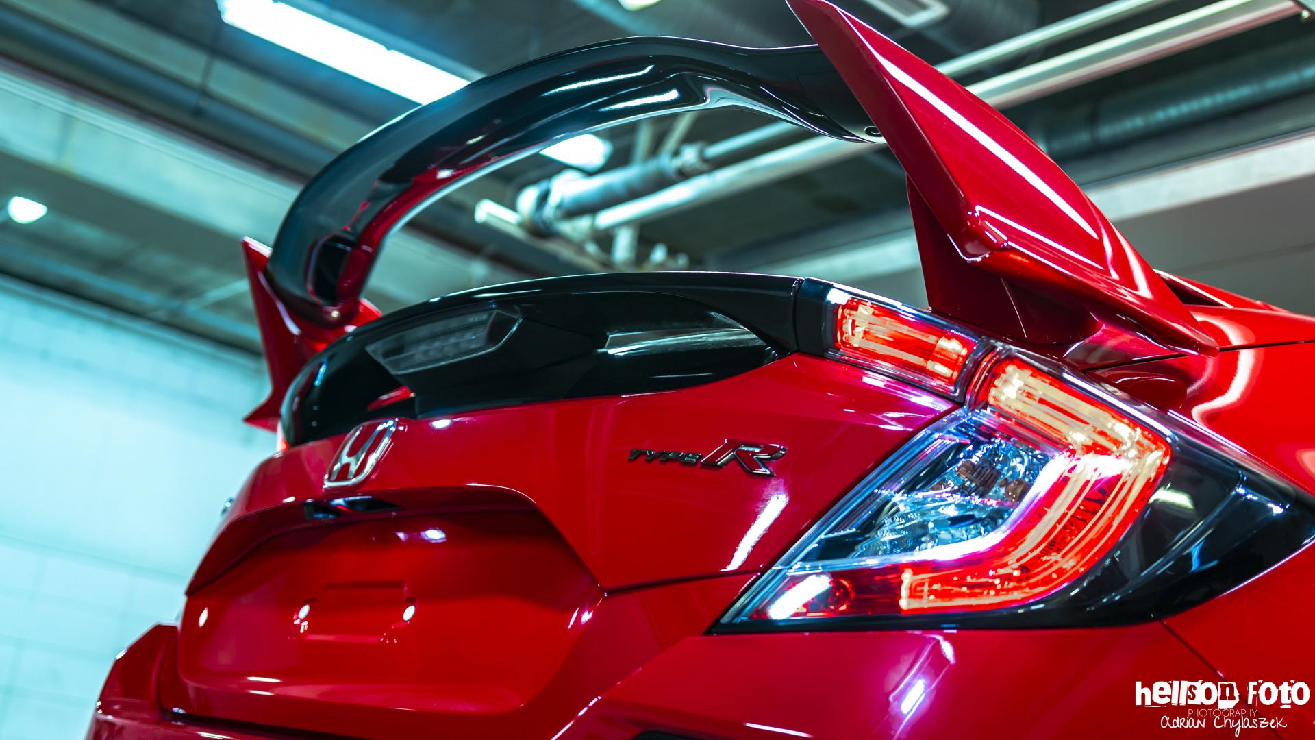 Czerwona Honda Civi X Type-R spojler
