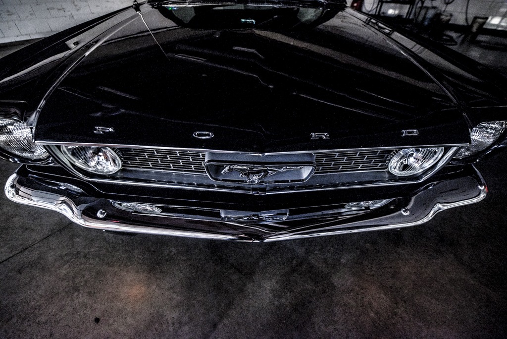 Ford Mustang czarna maska